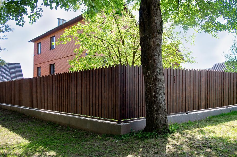 Фигурный профнастил для заборов производственных объектов