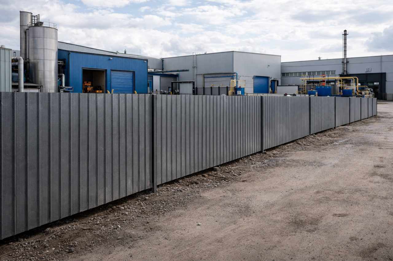 Ограждение производственного объекта из профлиста МП20