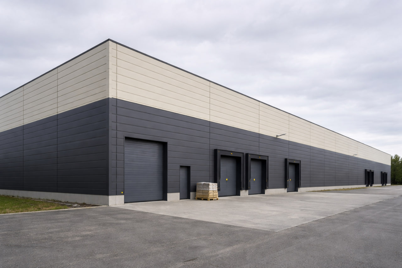 Фасадные работы с линеарными панелями на объекте