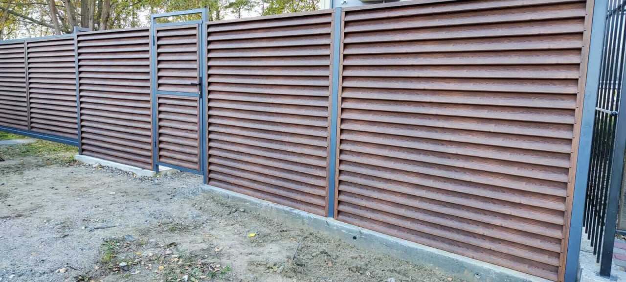 Забор еврожалюзи коллекции Texas на объекте в Московской области
