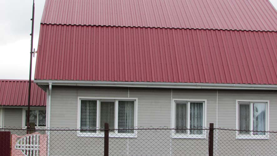 Частный дом с кровлей из профнастила НС35
