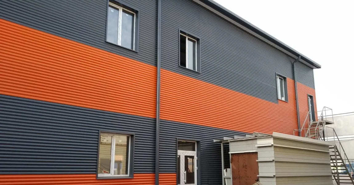 Обшивка складского корпуса профилированным листом